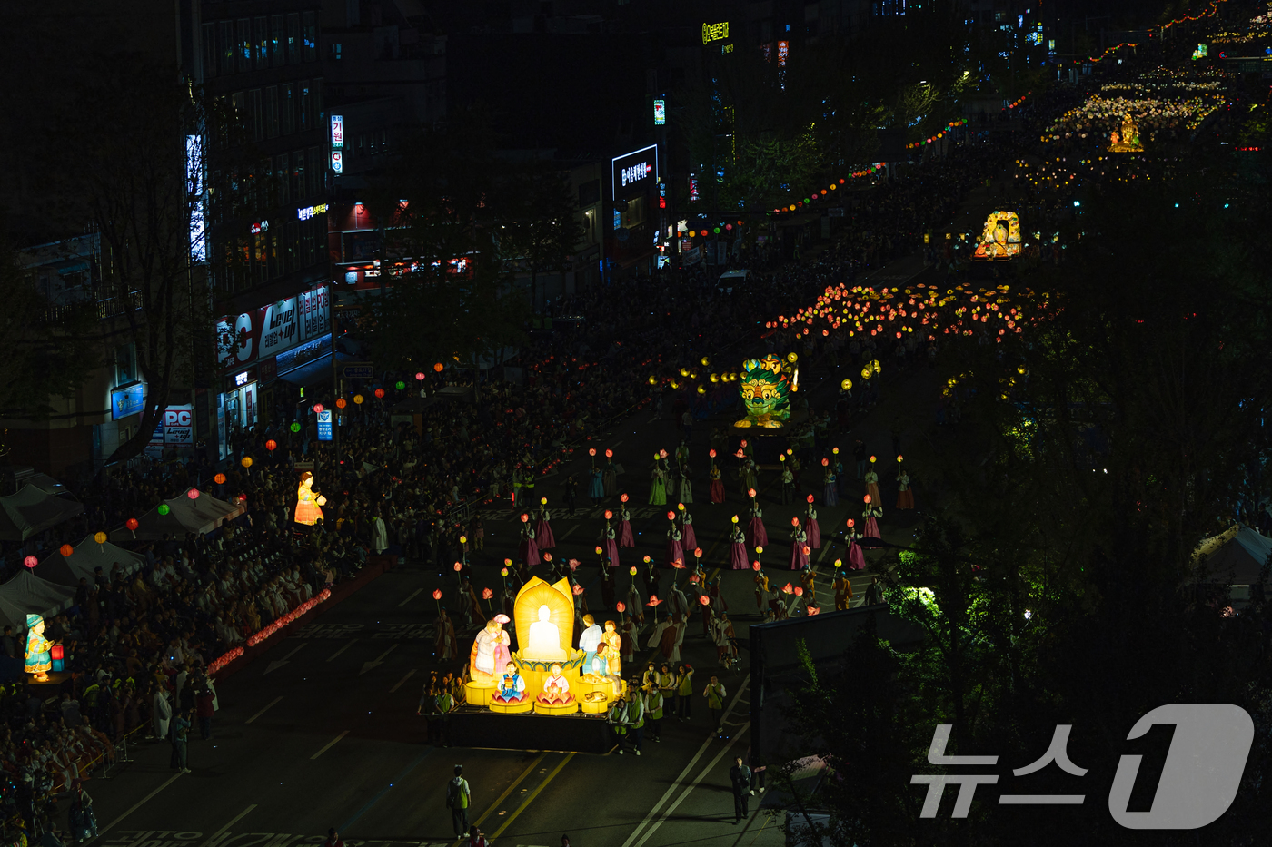 (서울=뉴스1) 이승배 기자 = 부처님 오신날을 일주일 여 앞둔 26일 서울 종로구 종로3가 일대에서 2025 연등행렬이 지나고 있다. 2025.4.26/뉴스1