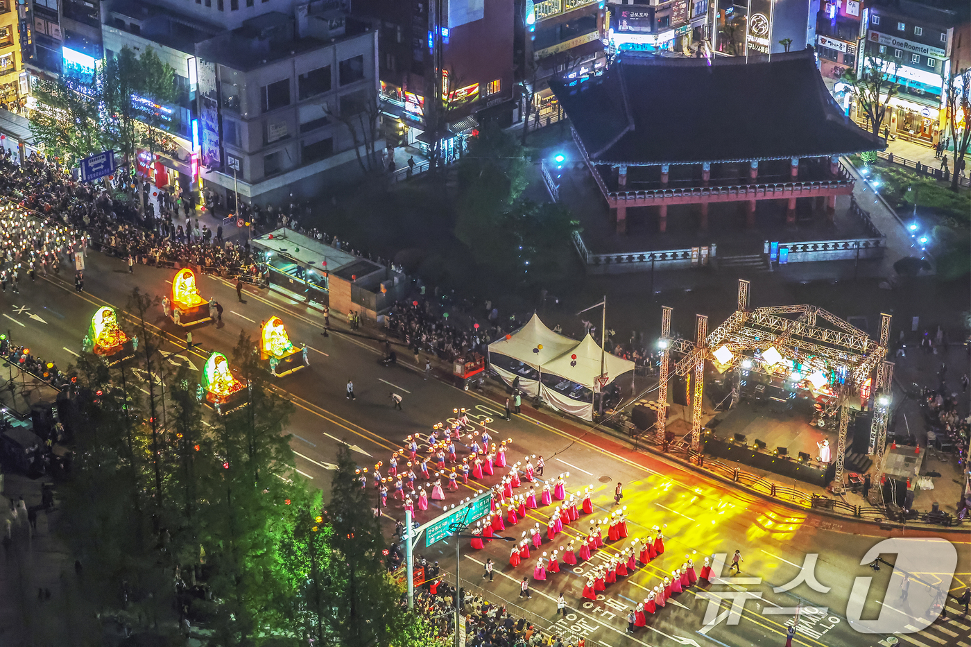 (서울=뉴스1) 민경석 기자 = 불기 2569년 부처님오신날을 앞두고 26일 저녁 서울 종로구 보신각 사거리 앞을 '연등회' 행렬이 지나고 있다.연등회는 통일신라 시대부터 약 12 …