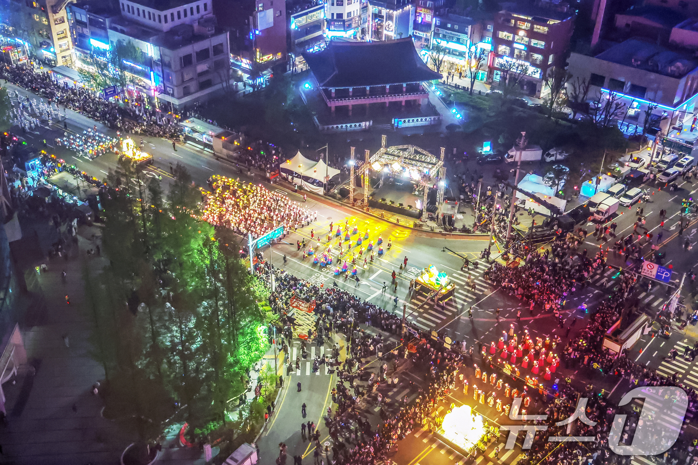 (서울=뉴스1) 민경석 기자 = 불기 2569년 부처님오신날을 앞두고 26일 저녁 서울 종로구 보신각 사거리 앞을 '연등회' 행렬이 지나고 있다.연등회는 통일신라 시대부터 약 12 …