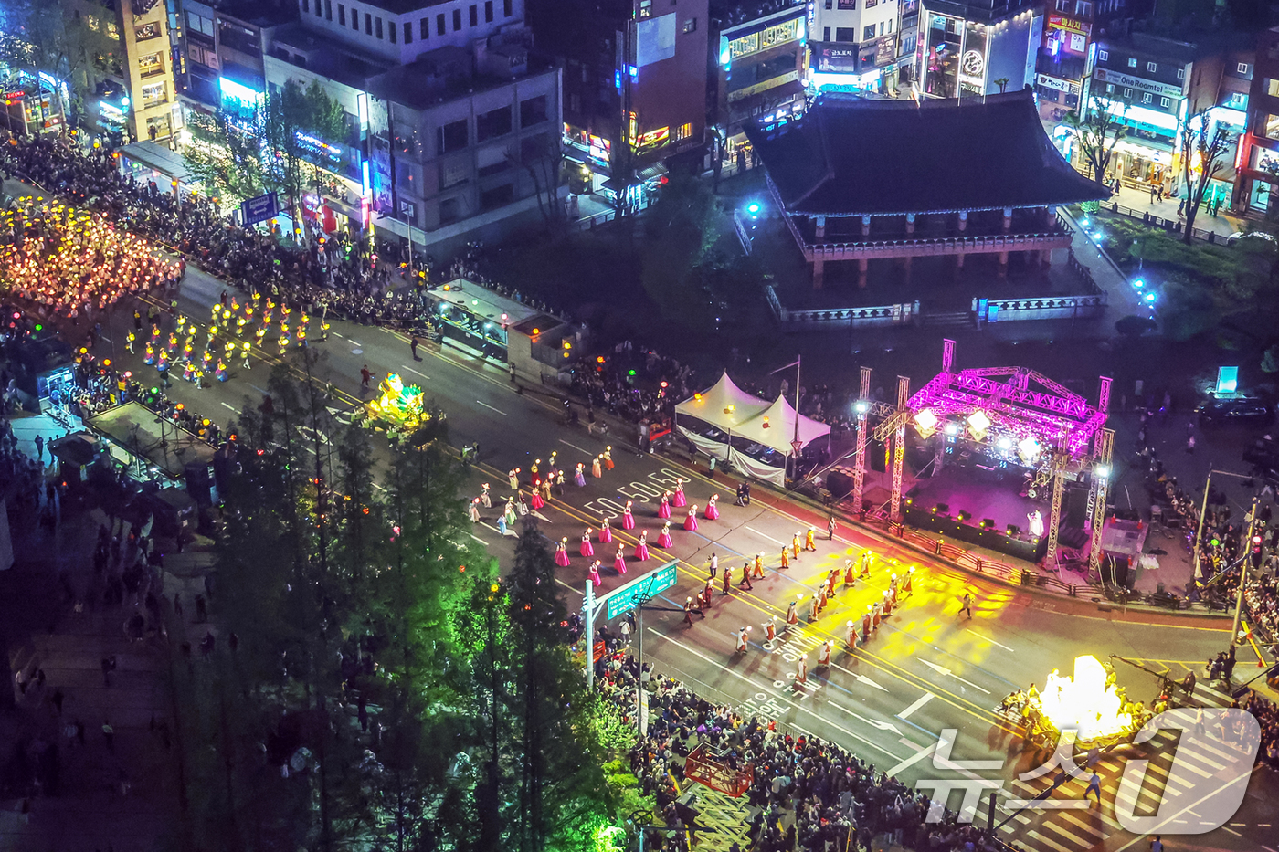 (서울=뉴스1) 민경석 기자 = 불기 2569년 부처님오신날을 앞두고 26일 저녁 서울 종로구 보신각 사거리 앞을 '연등회' 행렬이 지나고 있다.연등회는 통일신라 시대부터 약 12 …