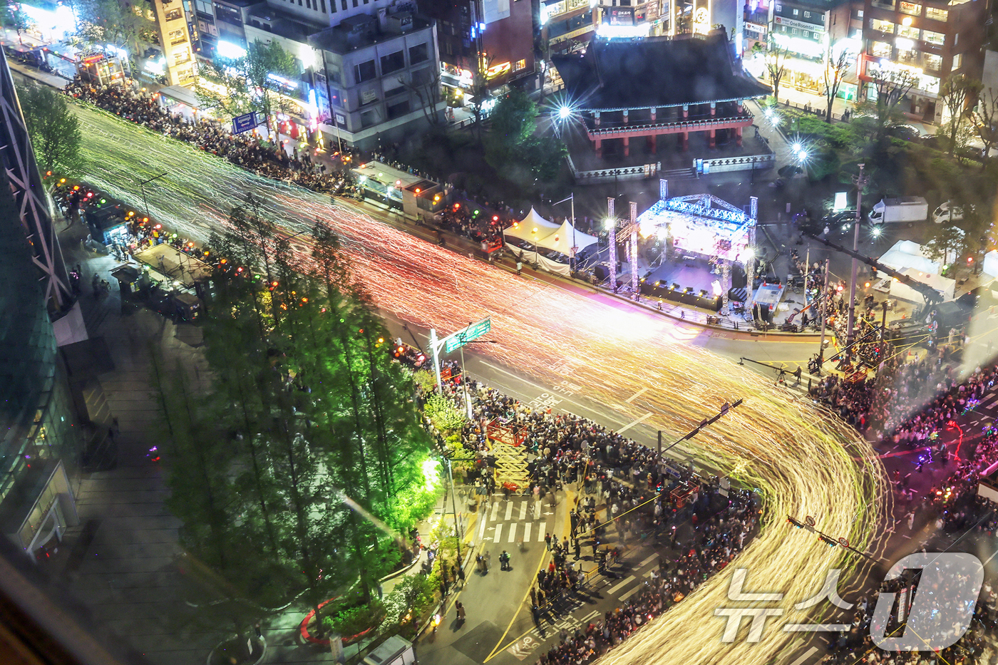 (서울=뉴스1) 민경석 기자 = 불기 2569년 부처님오신날을 앞두고 26일 저녁 서울 종로구 보신각 사거리 앞을 '연등회' 행렬이 지나고 있다.연등회는 통일신라 시대부터 약 12 …