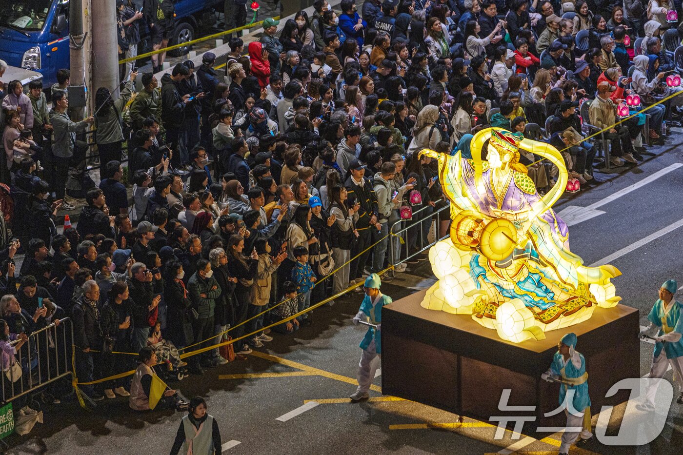 본문 이미지 - 부처님 오신날을 일주일 여 앞둔 26일 서울 종로구 종로3가 일대에서 2025 연등행렬이 지나고 있다. 2025.4.26/뉴스1 ⓒ News1 이승배 기자