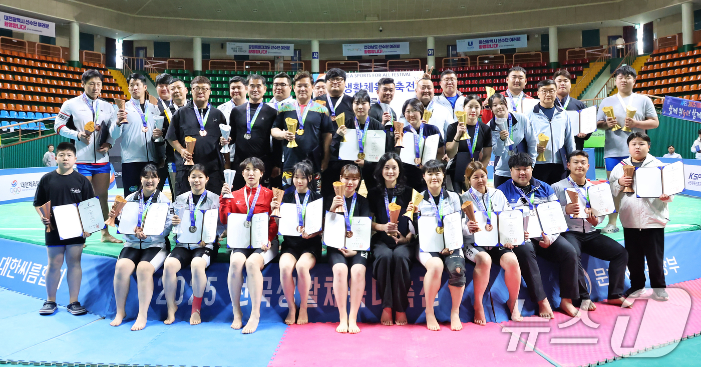(서울=뉴스1) 이승배 기자 = 26일 전라남도 구례군 구례실내체육관에서 열린 ‘2025 전국생활체육대축전’ 여자부 각 체급 개인전에서 입상한 선수들이 기념촬영을 하고 있다. (대 …