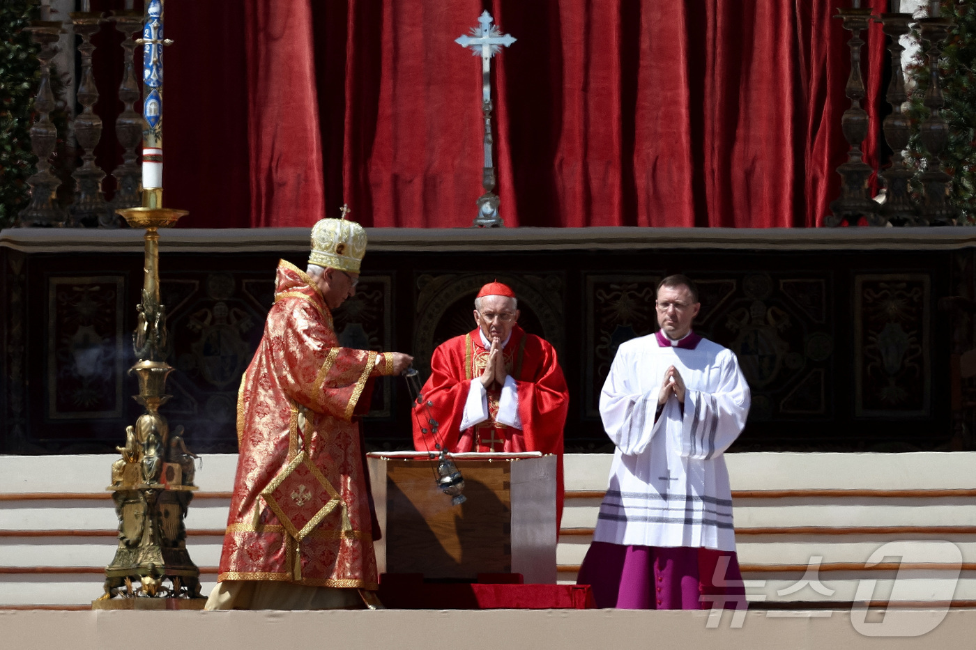 (로이터=뉴스1) = 이탈리아 추기경 조반니 바티스타 레 이탈리아 추기경이 26일 오후(현지시간) 바티칸 성 베드로 광장에서 프란치스코 교황의 장례 미사를 집전하고 있다ⓒ 로이터= …