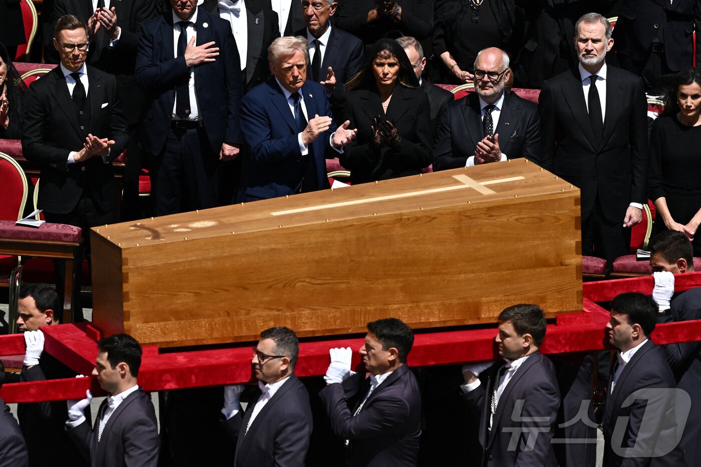 본문 이미지 - 도널드 트럼프 미국 대통령과 멜라니아 트럼프 여사가 26일 오후&#40;현지시간&#41; 바티칸 성 베드로 광장에서 열린 프란치스코 교황의 장례 미사에 참석해 관이 운구되는 모습을 기켜보고 있다. ⓒ 로이터=뉴스1