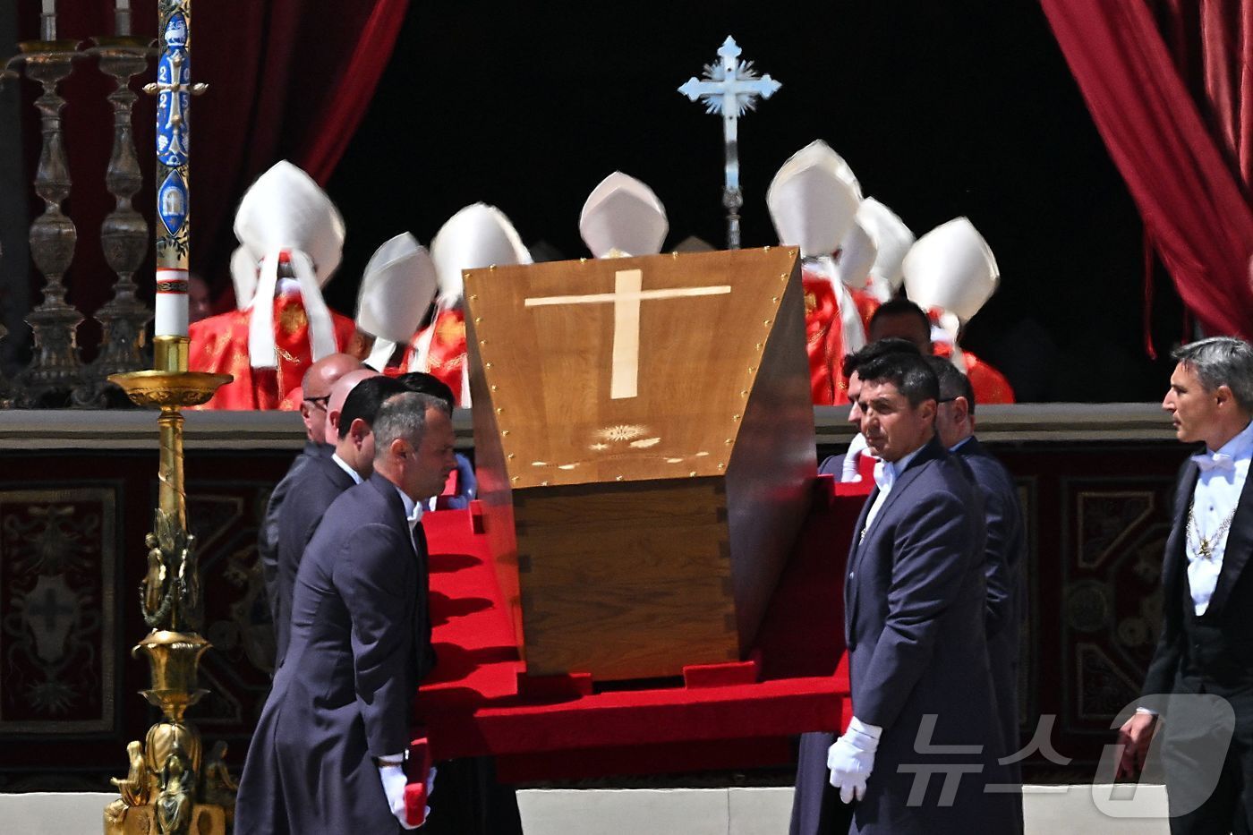 본문 이미지 - 26일 오후&#40;현지시간&#41; 바티칸 성 베드로 광장에서 엄수된 프란치스코 교황의 장례 미사가 끝난 뒤 운구자들이 관을 옮기고 있다. ⓒ AFP=뉴스1