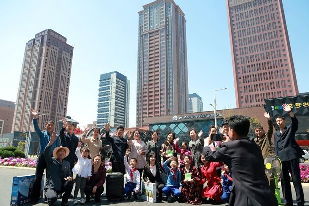 日 총리 야스쿠니 공물 봉납 비난…화성지구 3단계 주택 입주 [데일리 북한]