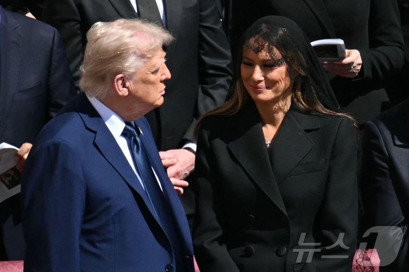 본문 이미지 - 도널드 트럼프 미국 대통령과 부인 멜라니아 여사가 26일 &#40;현지시간&#41; 바티칸의 성 베드로 광장에서 열린 프란치스코 교황의 장례 미사에 참석을 하고 있다. 2025.04,27 ⓒ AFP=뉴스1 