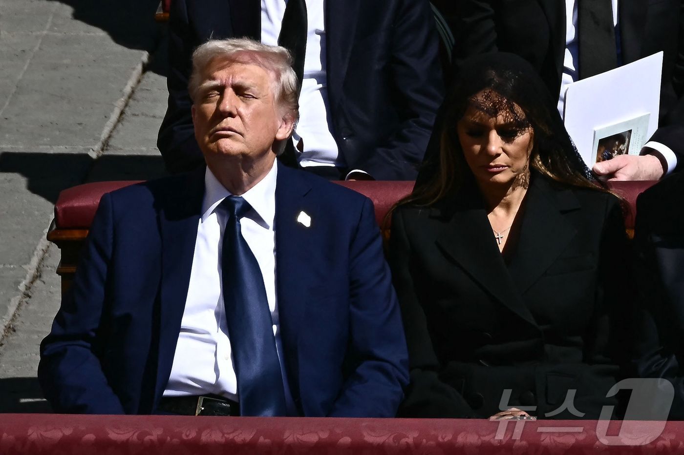본문 이미지 - 도널드 트럼프 미국 대통령과 부인 멜라니아 여사가 26일 &#40;현지시간&#41; 바티칸의 성 베드로 광장에서 열린 프란치스코 교황의 장례 미사에 참석을 하고 있다. 2025.04,27 ⓒ AFP=뉴스1 