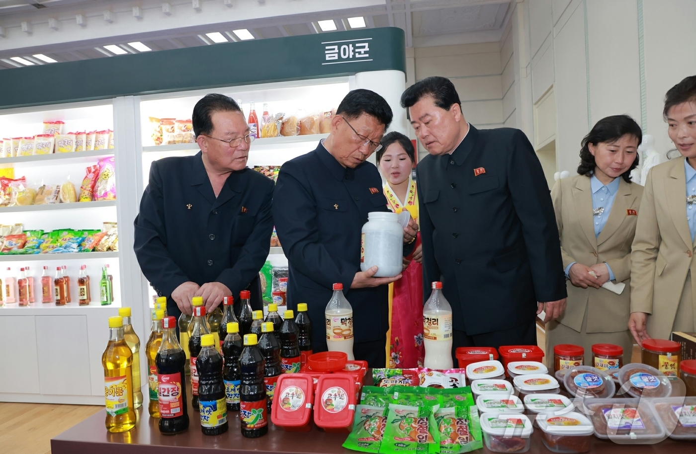 (평양 노동신문=뉴스1) = 북한 노동당 기관지 노동신문은 27일 지방발전 정책으로 새로 지어진 20개 시, 군 지방공업공장들의 제품 품평회가 22일부터 26일까지 평양에서 진행됐 …