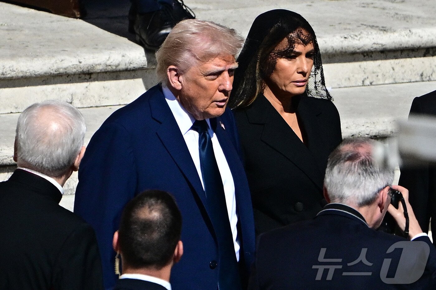 본문 이미지 - 도널드 트럼프 미국 대통령과 부인 멜라니아 여사가 26일 &#40;현지시간&#41; 바티칸의 성 베드로 광장에서 열린 프란치스코 교황의 장례 미사에 도착을 하고 있다. 2025.04,27 ⓒ AFP=뉴스1 