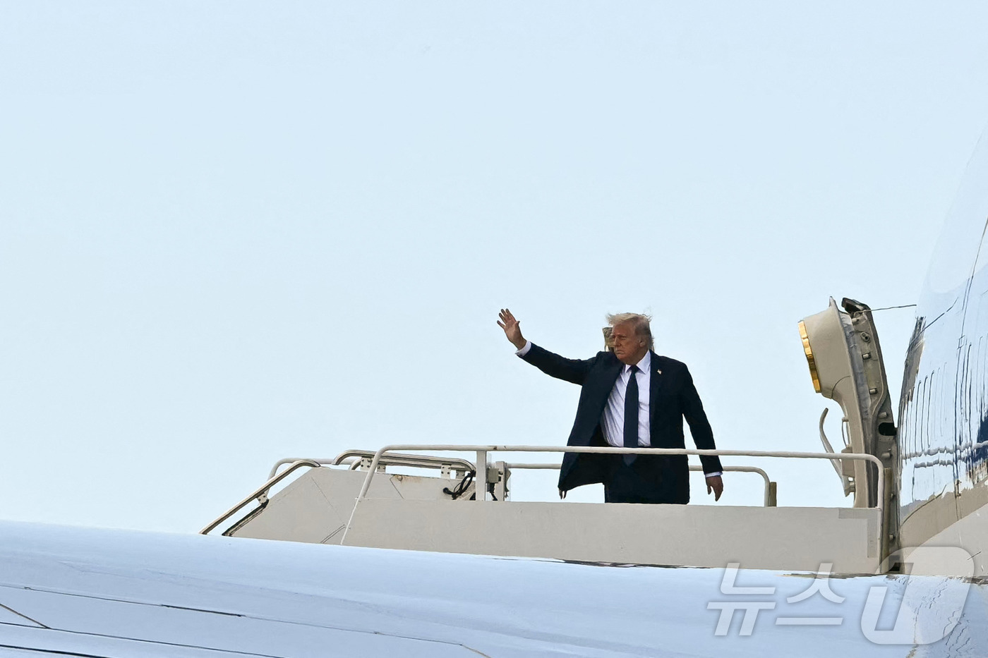 (바티칸 AFP=뉴스1) 우동명 기자 = 도널드 트럼프 미국 대통령이 26일 (현지시간) 바티칸의 성 베드로 광장에서 열린 프란치스코 교황의 장례 미사를 마친 뒤 레오나르도 다빈치 …