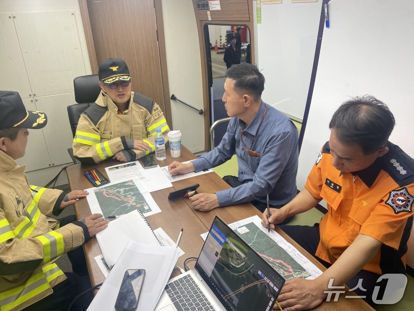 본문 이미지 - 산불 회의하는 김승룡 강원도소방본부장.(강원도소방본부 제공, 재판매 및 DB금지)