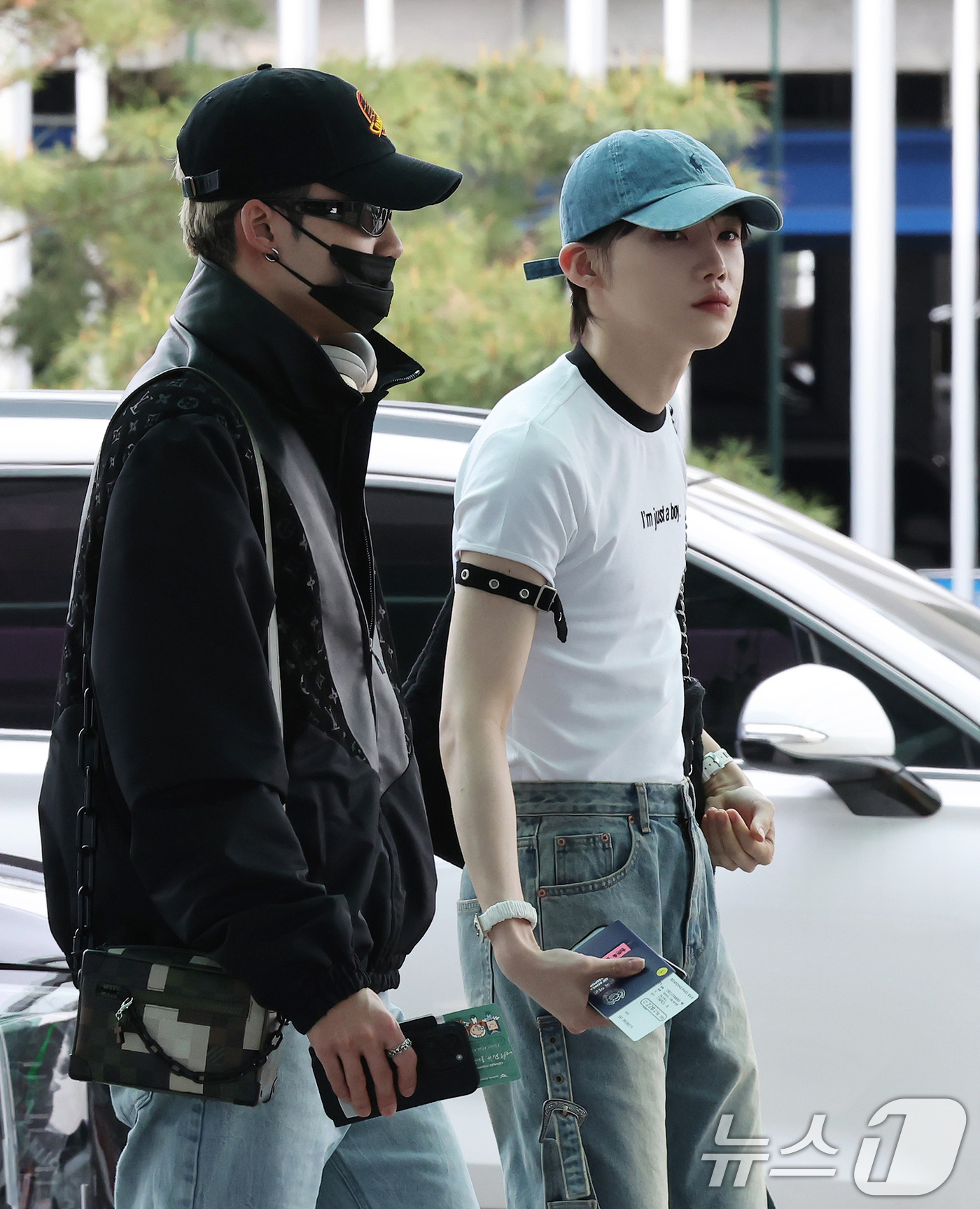 (인천공항=뉴스1) 장수영 기자 = 더보이즈 케빈과 뉴가 27일 오전 인천국제공항 제2터미널에서 대만 타이베이에서 열리는 'Supernova Vox 2025'에 참여하기 위해 출국 …