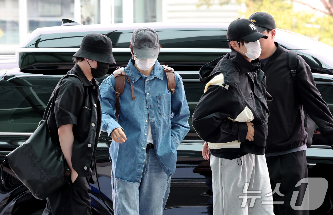(인천공항=뉴스1) 장수영 기자 = 더보이즈가 27일 오전 인천국제공항 제2터미널에서 대만 타이베이에서 열리는 'Supernova Vox 2025'에 참여하기 위해 출국하고 있다. …