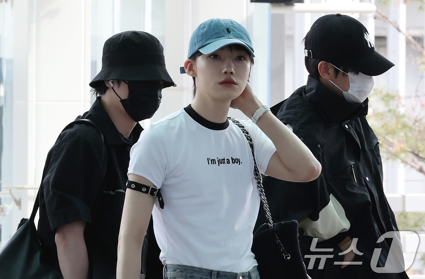 (인천공항=뉴스1) 장수영 기자 = 더보이즈 뉴(가운데)가 27일 오전 인천국제공항 제2터미널에서 대만 타이베이에서 열리는 'Supernova Vox 2025'에 참여하기 위해 출 …