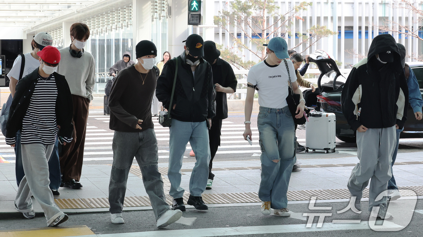 (인천공항=뉴스1) 장수영 기자 = 그룹 더보이즈가 27일 오전 인천국제공항 제2터미널에서 대만 타이베이에서 열리는 'Supernova Vox 2025'에 참여하기 위해 출국하고 …