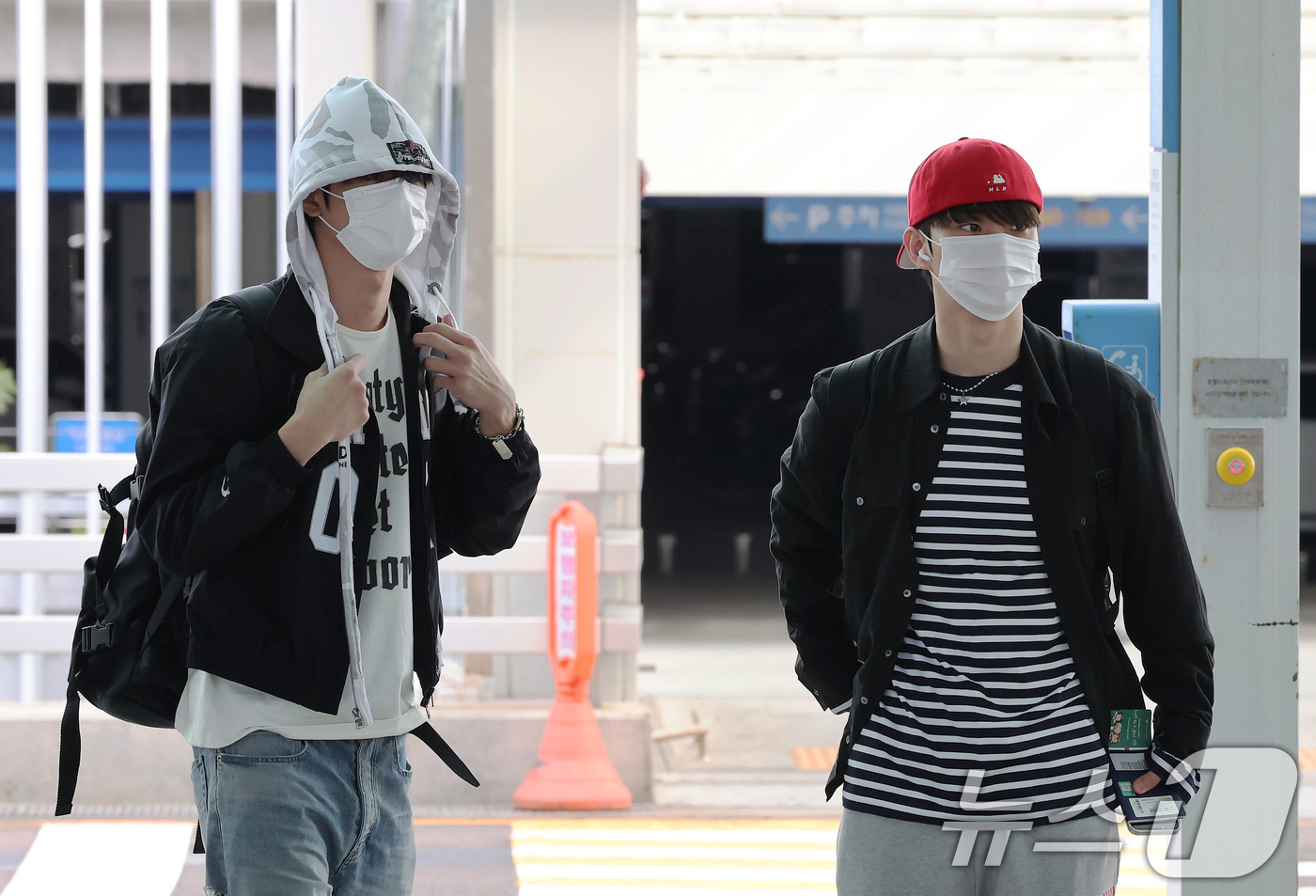(인천공항=뉴스1) 장수영 기자 = 더보이즈 주연과 큐가 27일 오전 인천국제공항 제2터미널에서 대만 타이베이에서 열리는 'Supernova Vox 2025'에 참여하기 위해 출국 …
