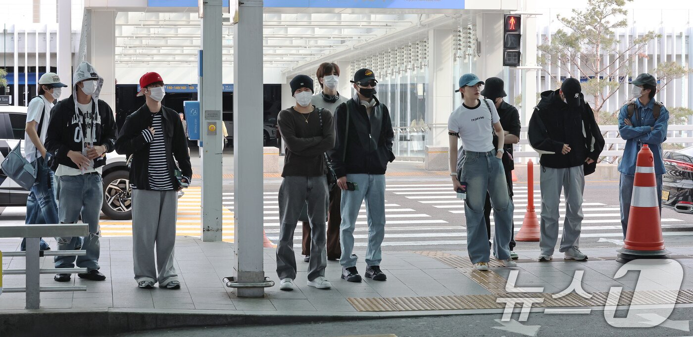 본문 이미지 - 그룹 더보이즈 선우&#40;왼쪽&#41;가 멤버들과 함께 27일 오전 인천국제공항 제2터미널에서 대만 타이베이에서 열리는 &#39;Supernova Vox 2025&#39;에 참여하기 위해 출국하고 있다. ⓒ News1 장수영 기자