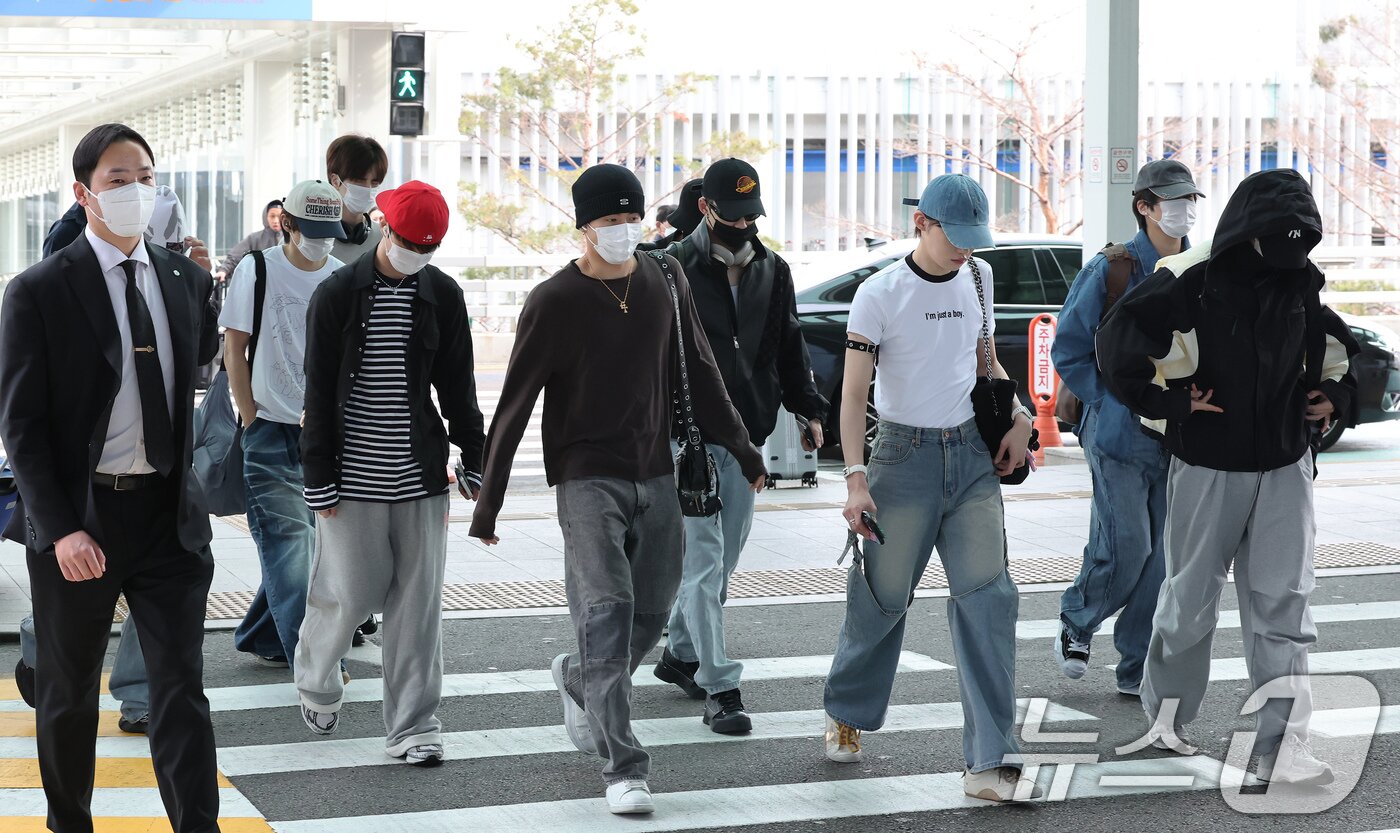본문 이미지 - 그룹 더보이즈가 27일 오전 인천국제공항 제2터미널에 도착해 대만 타이베이로 출국하고 있다. ⓒ News1 장수영 기자