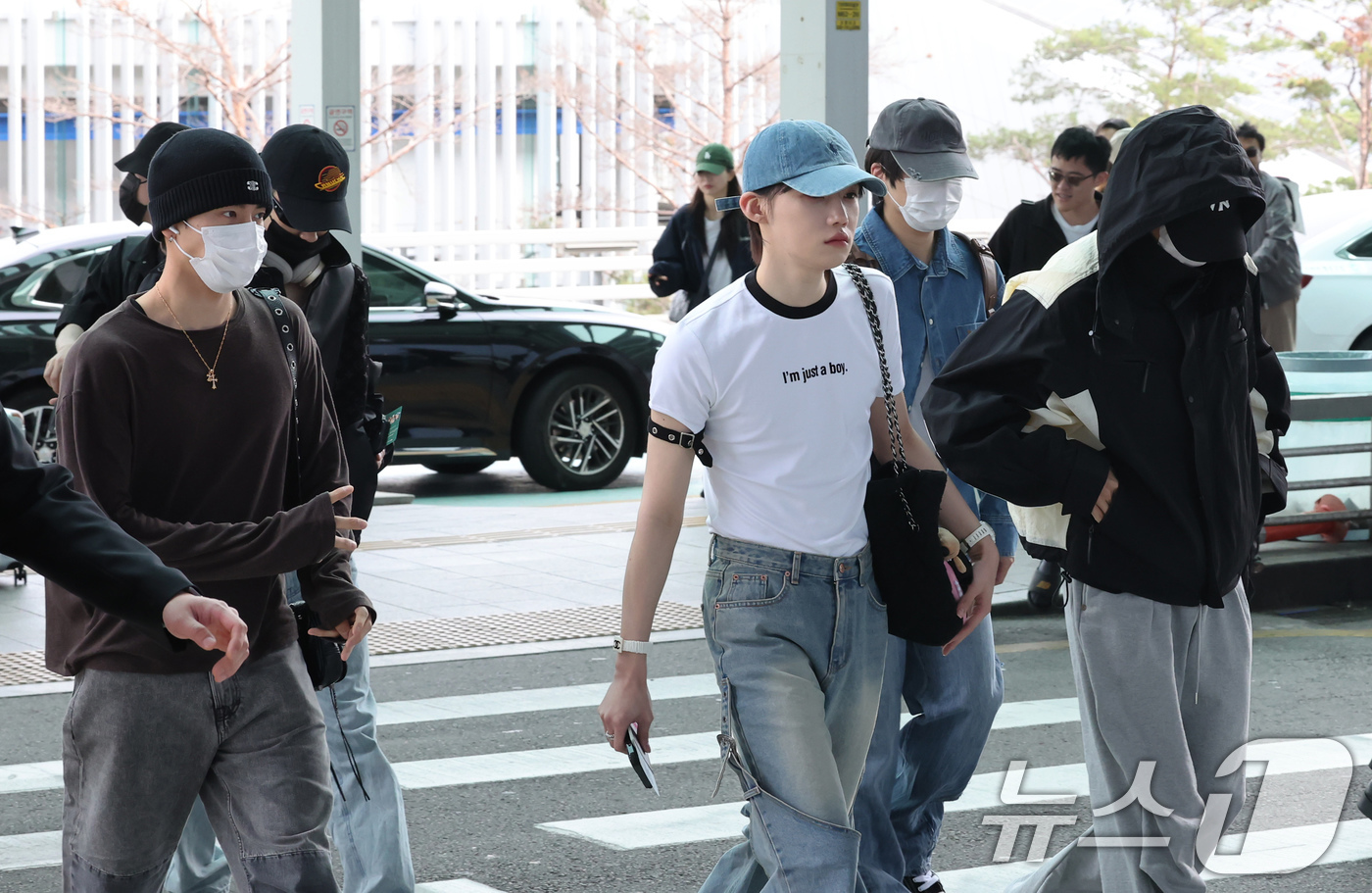 (인천공항=뉴스1) 장수영 기자 = 더보이즈 에릭, 뉴, 현재가 27일 오전 인천국제공항 제2터미널에서 대만 타이베이에서 열리는 'Supernova Vox 2025'에 참여하기 위 …