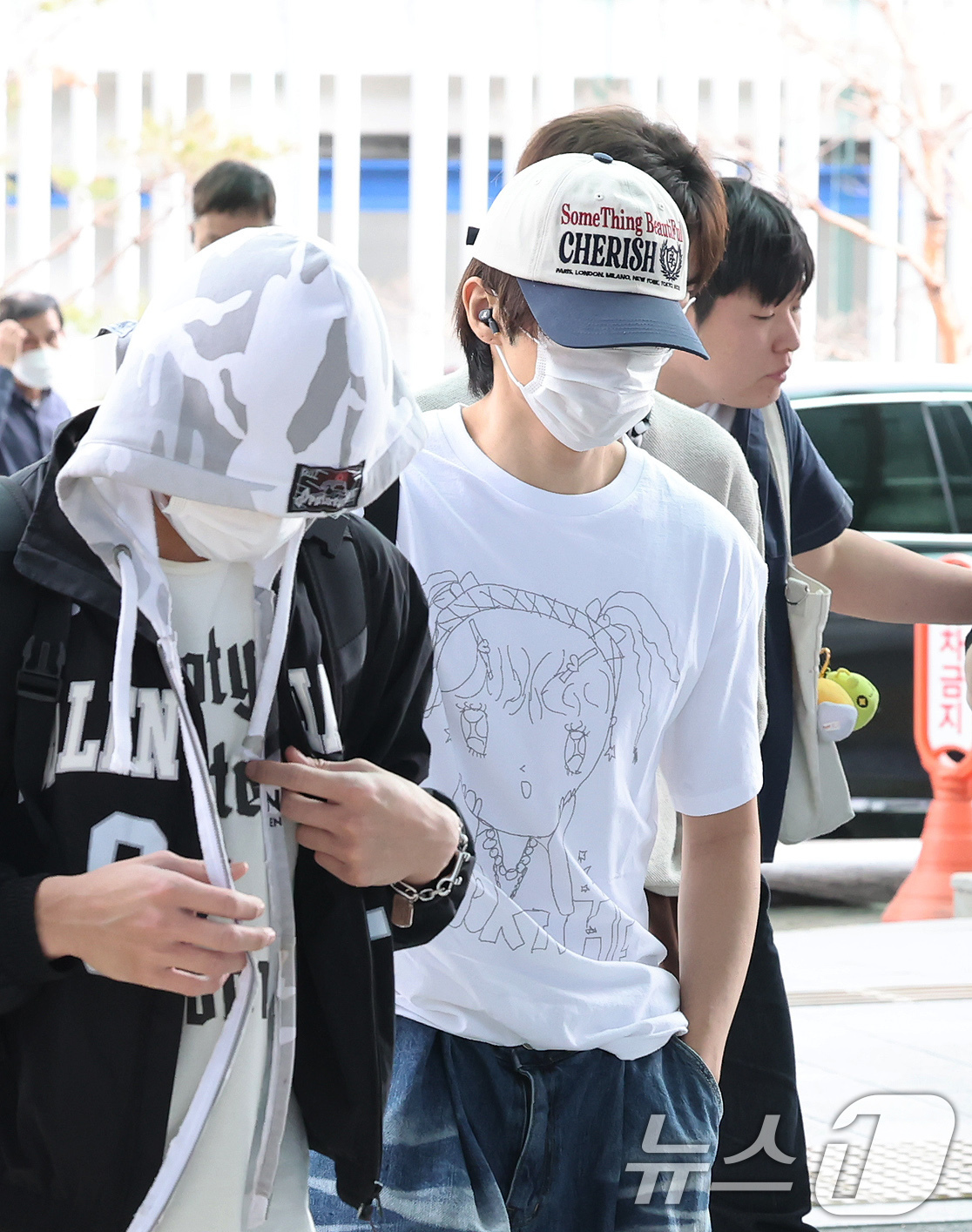 (인천공항=뉴스1) 장수영 기자 = 그룹 더보이즈 선우가 27일 오전 인천국제공항 제2터미널에서 대만 타이베이에서 열리는 'Supernova Vox 2025'에 참여하기 위해 출국 …