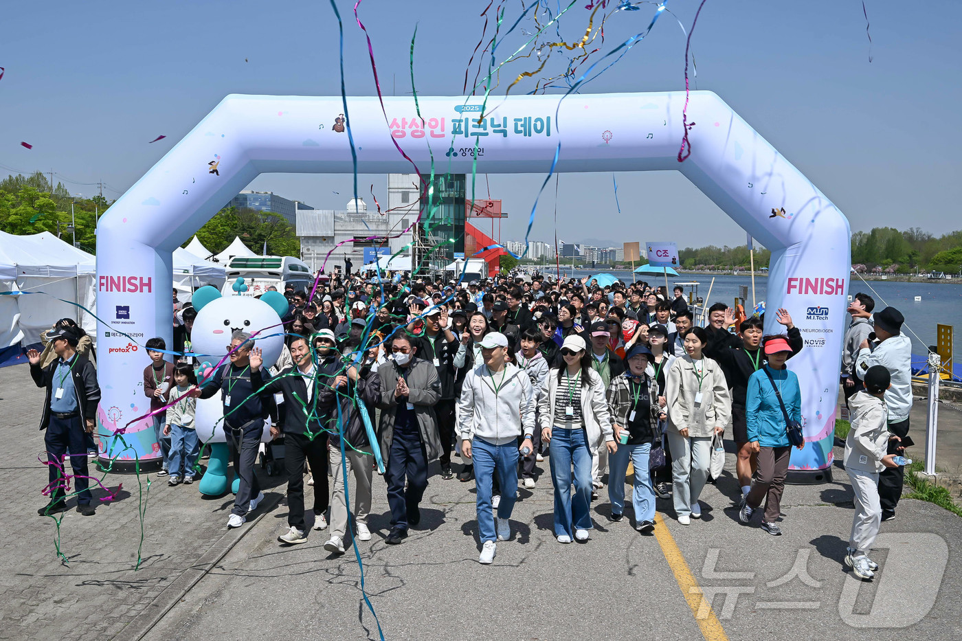 (서울=뉴스1) = 상상인그룹이 지난 26일 경기도 하남 미사경정공원에서 개최한 ‘2025 상상인 피크닉데이’ 걷기 행사에서 유준원 상상인그룹 대표가 임직원, 그 가족들과 함께 출 …