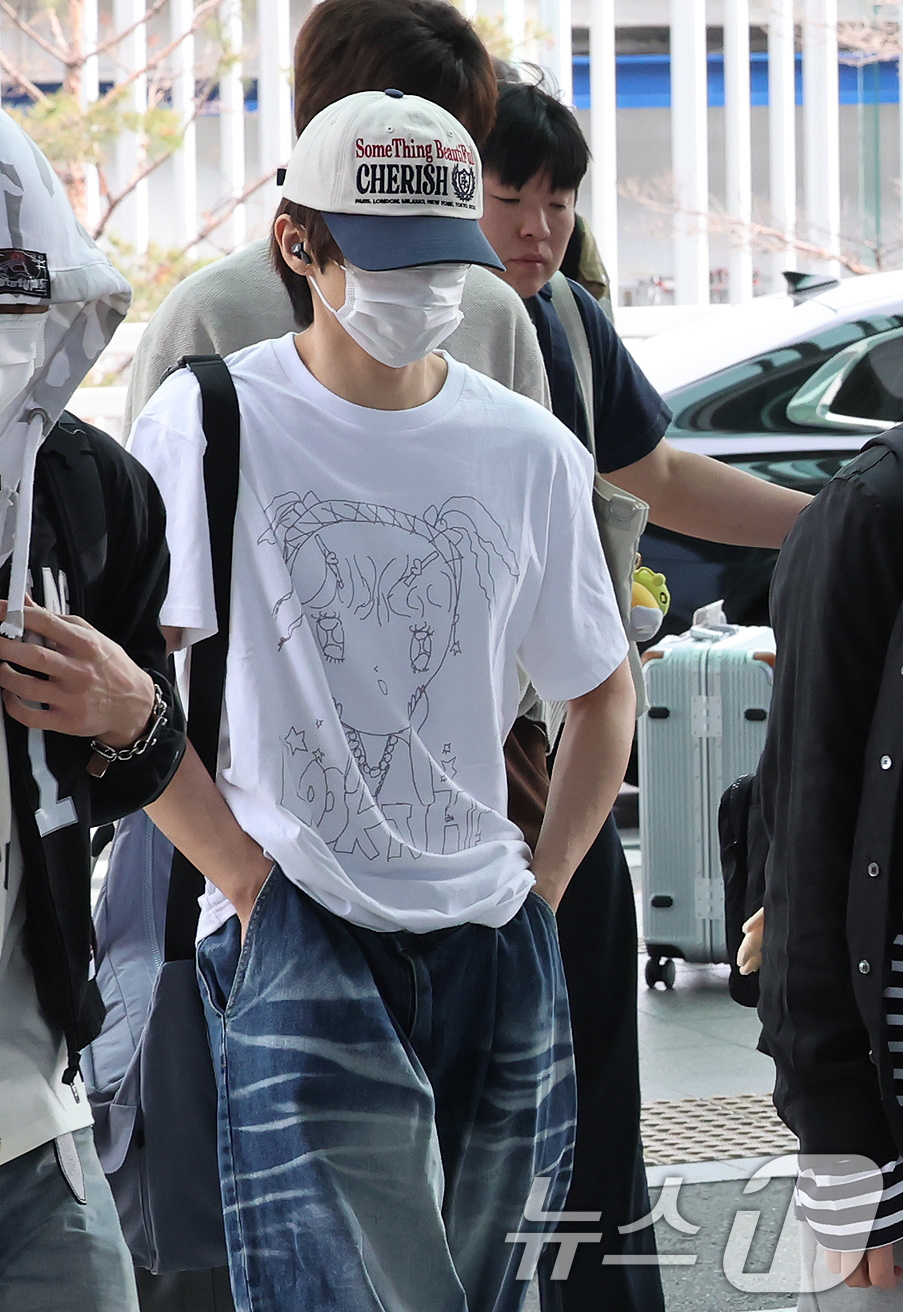(인천공항=뉴스1) 장수영 기자 = 더보이즈 선우가 27일 오전 인천국제공항 제2터미널에서 대만 타이베이에서 열리는 'Supernova Vox 2025'에 참여하기 위해 출국하고 …