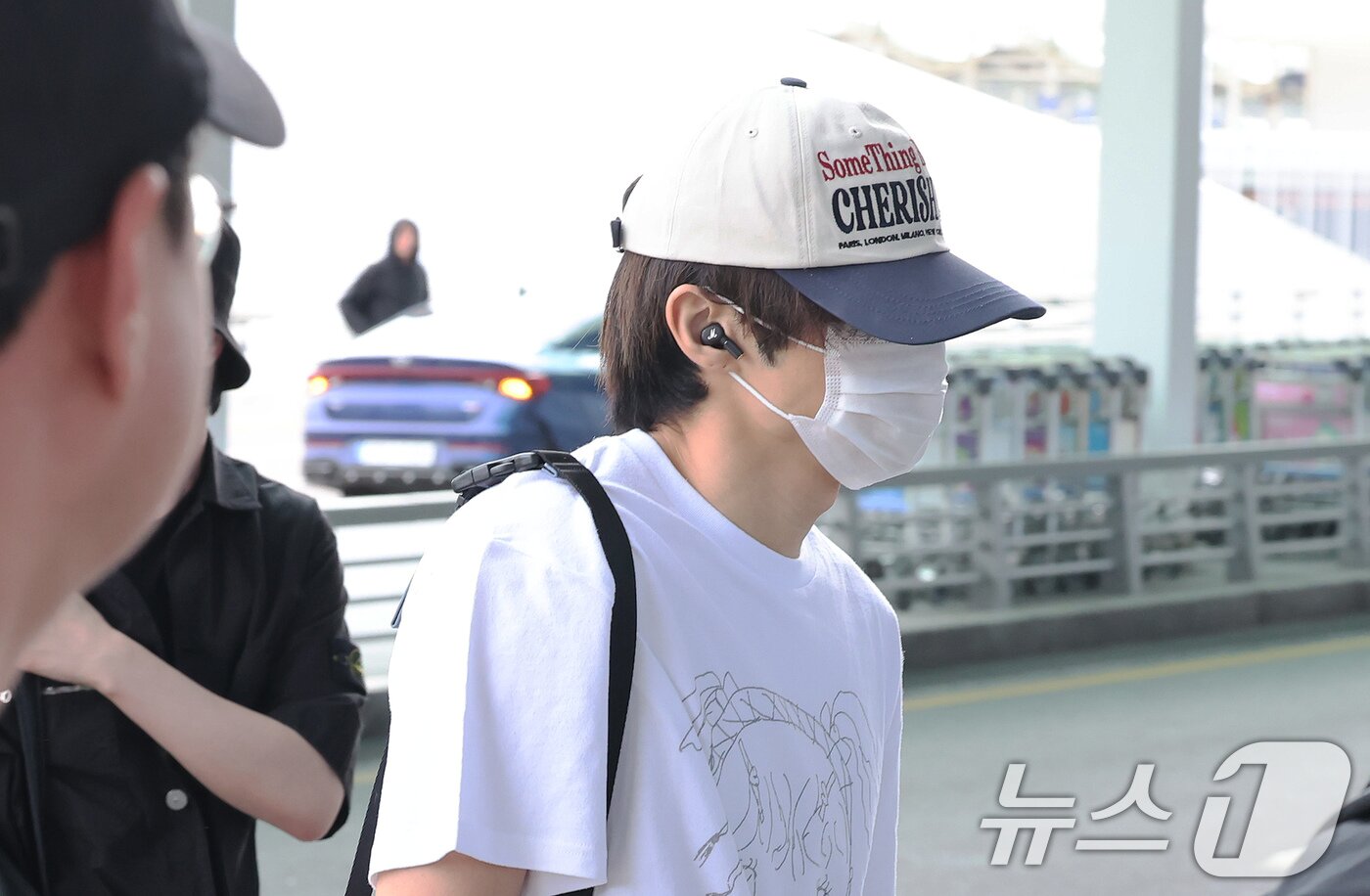 본문 이미지 - 더보이즈 선우가 27일 오전 인천국제공항 제2터미널에서 대만 타이베이에서 열리는 &#39;Supernova Vox 2025&#39;에 참여하기 위해 출국하고 있다. ⓒ News1 장수영 기자