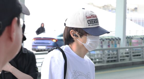 더보이즈 선우 '깊게 쓴 모자와 에어팟 끼고 출국'