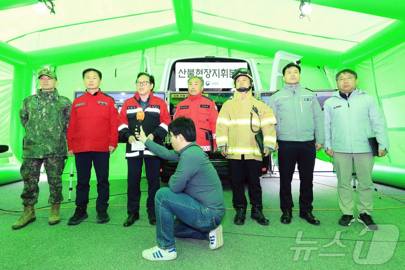 (인제=뉴스1) 한귀섭 기자 = 강원 인제 상남면 하남리에서 발생한 산불 이틀째인 27일 오전 9시를 기해 진화가 완료되자 최상기 인제군수가 산불현장지휘본부에서 언론브리핑을 하고 …