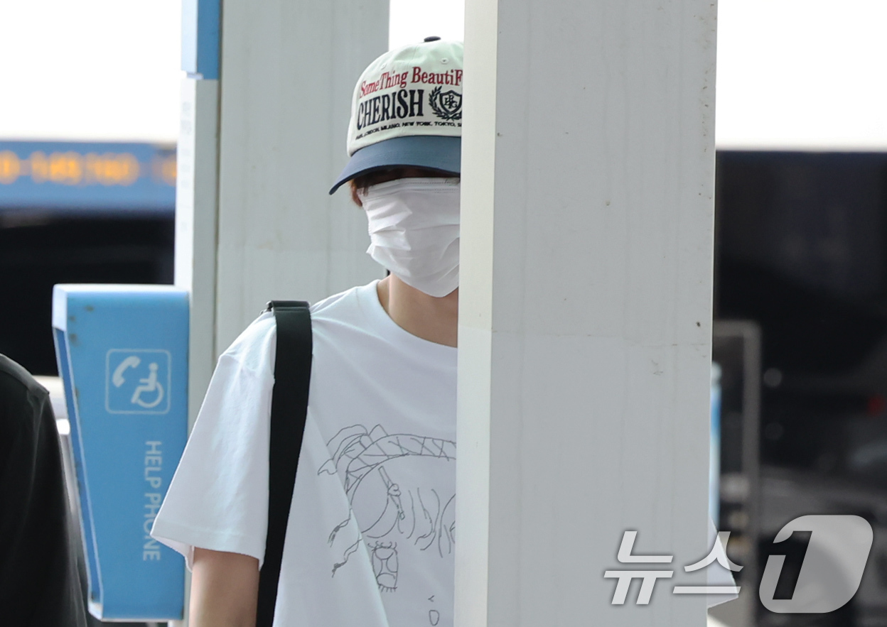 (인천공항=뉴스1) 장수영 기자 = 더보이즈 선우가 27일 오전 인천국제공항 제2터미널에서 대만 타이베이에서 열리는 'Supernova Vox 2025'에 참여하기 위해 출국하고 …