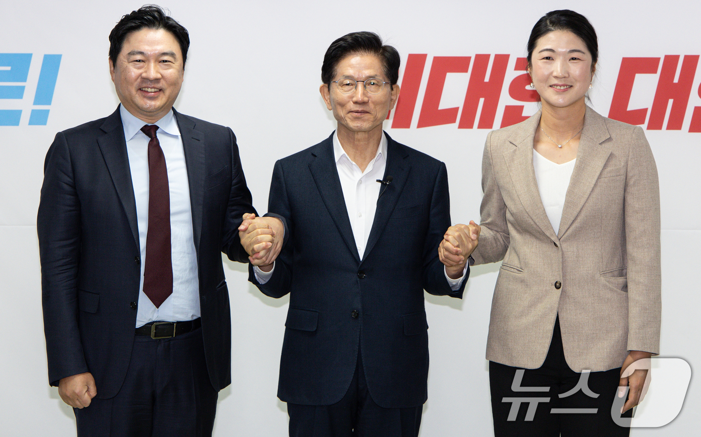 (서울=뉴스1) 이재명 기자 = 김문수 국민의힘 경선 후보가 27일 오전 서울 여의도 캠프 사무실에서 김은희 전 의원의 지지선언 기자회견을 마친 후 손을 맞잡아 보이고 있다.왼쪽부 …