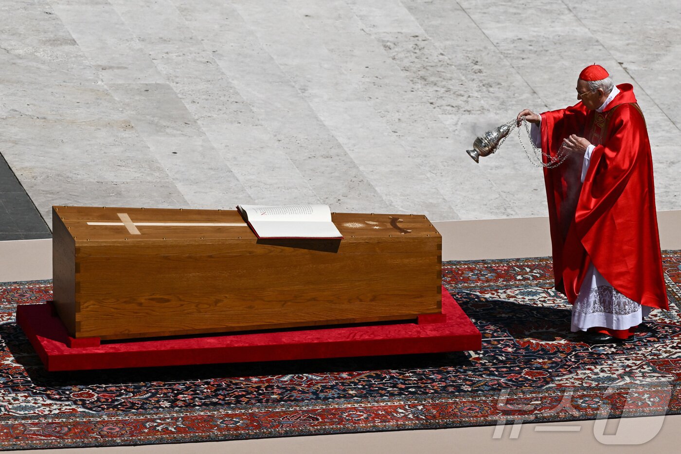 본문 이미지 - 조반니 바티스타 레 추기경 단장이 26일 &#40;현지시간&#41; 바티칸의 성 베드로 광장에서 열린 프란치스코 교황의 장례 미사를 주례하며 축성을 하고 있다. 2025.04,27 ⓒ 로이터=뉴스1 