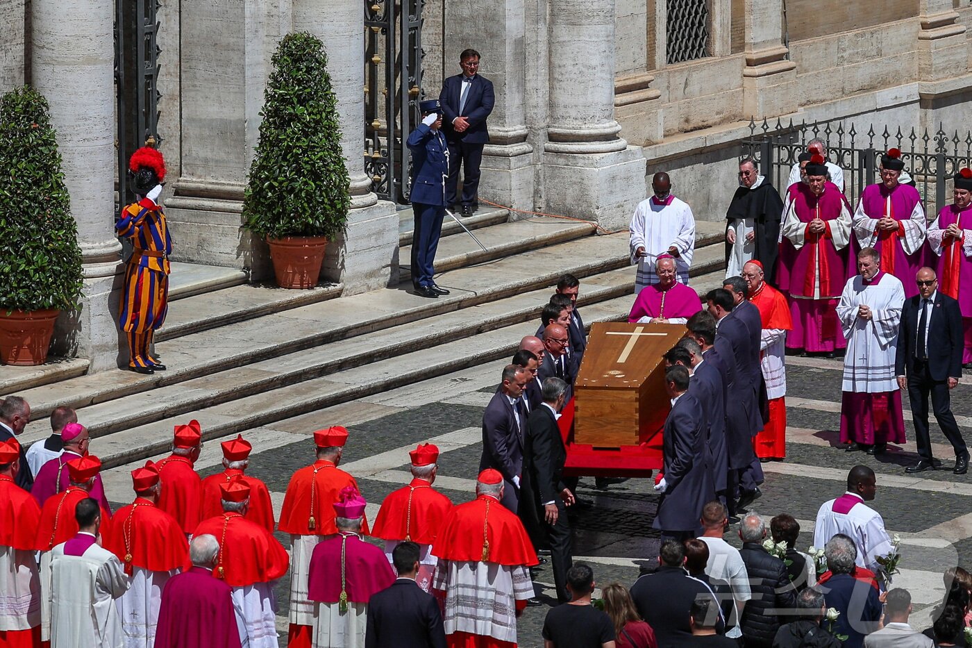 본문 이미지 - 26일 &#40;현지시간&#41; 바티칸의 성 베드로 광장에서 열린 프란치스코 교황의 장례 미사를 마친 뒤 관이 마지막 안식처인 로마의 산타 마리아 마조레 대성당으로 옮겨 지고 있다. 2025.04,27 ⓒ 로이터=뉴스1