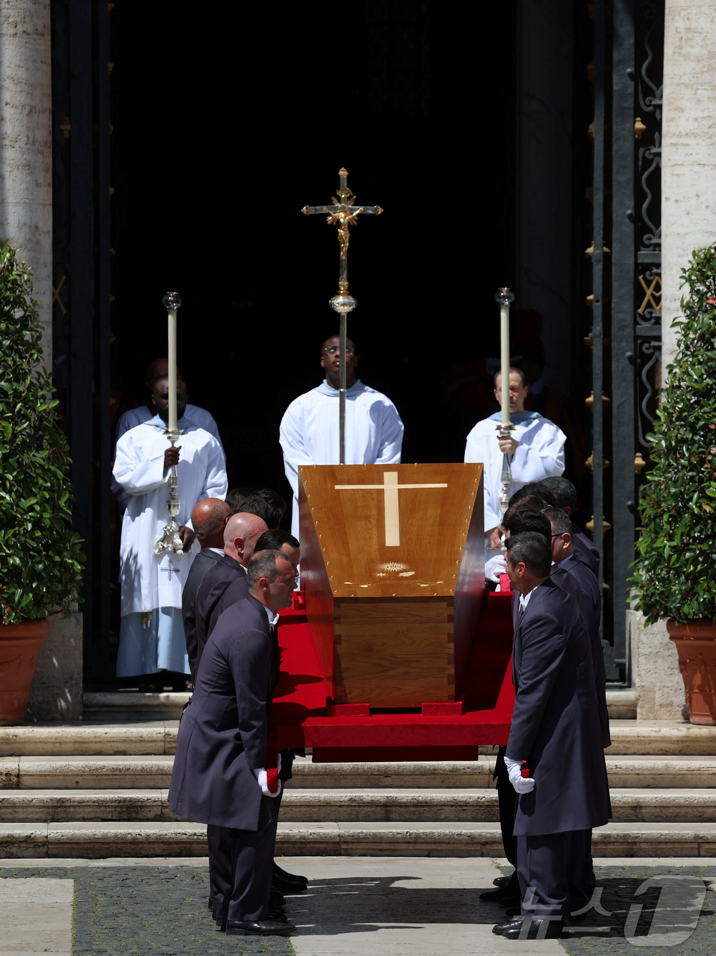 (로마 로이터=뉴스1) 우동명 기자 = 26일 (현지시간) 바티칸의 성 베드로 광장에서 열린 프란치스코 교황의 장례 미사를 마친 뒤 관이 마지막 안식처인 로마의 산타 마리아 마조레 …