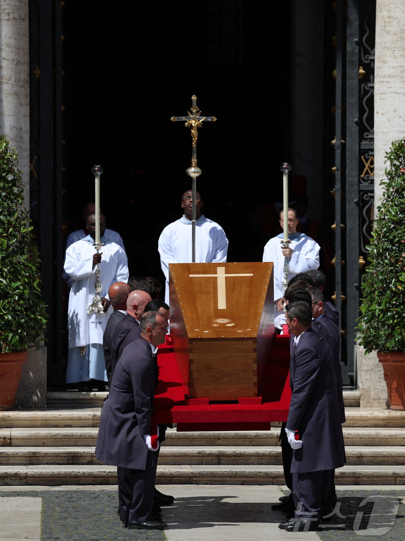 본문 이미지 - 26일 &#40;현지시간&#41; 바티칸의 성 베드로 광장에서 열린 프란치스코 교황의 장례 미사를 마친 뒤 관이 마지막 안식처인 로마의 산타 마리아 마조레 대성당으로 옮겨 지고 있다. 2025.04,27 ⓒ 로이터=뉴스1 