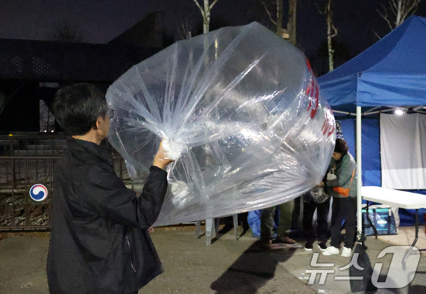 (서울=뉴스1) = 납북자가족모임은 27일 새벽 경기도 파주시 문산읍 임진각 평화랜드 펜스 뒤편에서 대북전단 8개를 북측을 향해 날려 보냈다고 밝혔다.이들은 정부가 "피해 가족들에 …