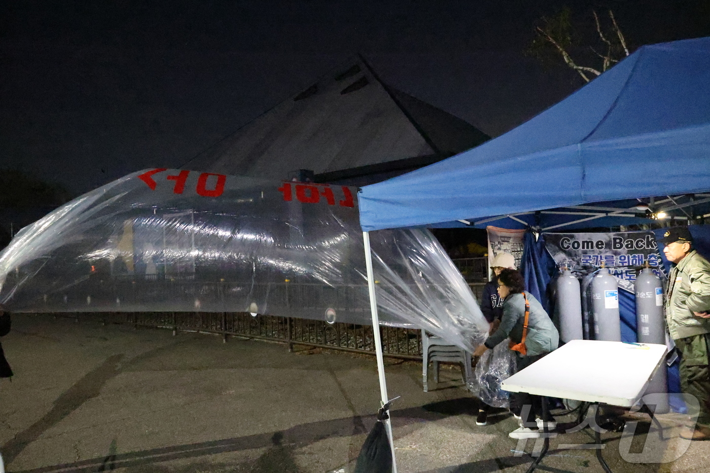 (파주=뉴스1) 양희문 기자 = 납북자가족모임은 27일 새벽 경기도 파주시 문산읍 임진각 평화랜드 펜스 뒤편에서 대북전단 8개를 북측을 향해 날려 보냈다고 밝혔다. 이들은 정부가 …