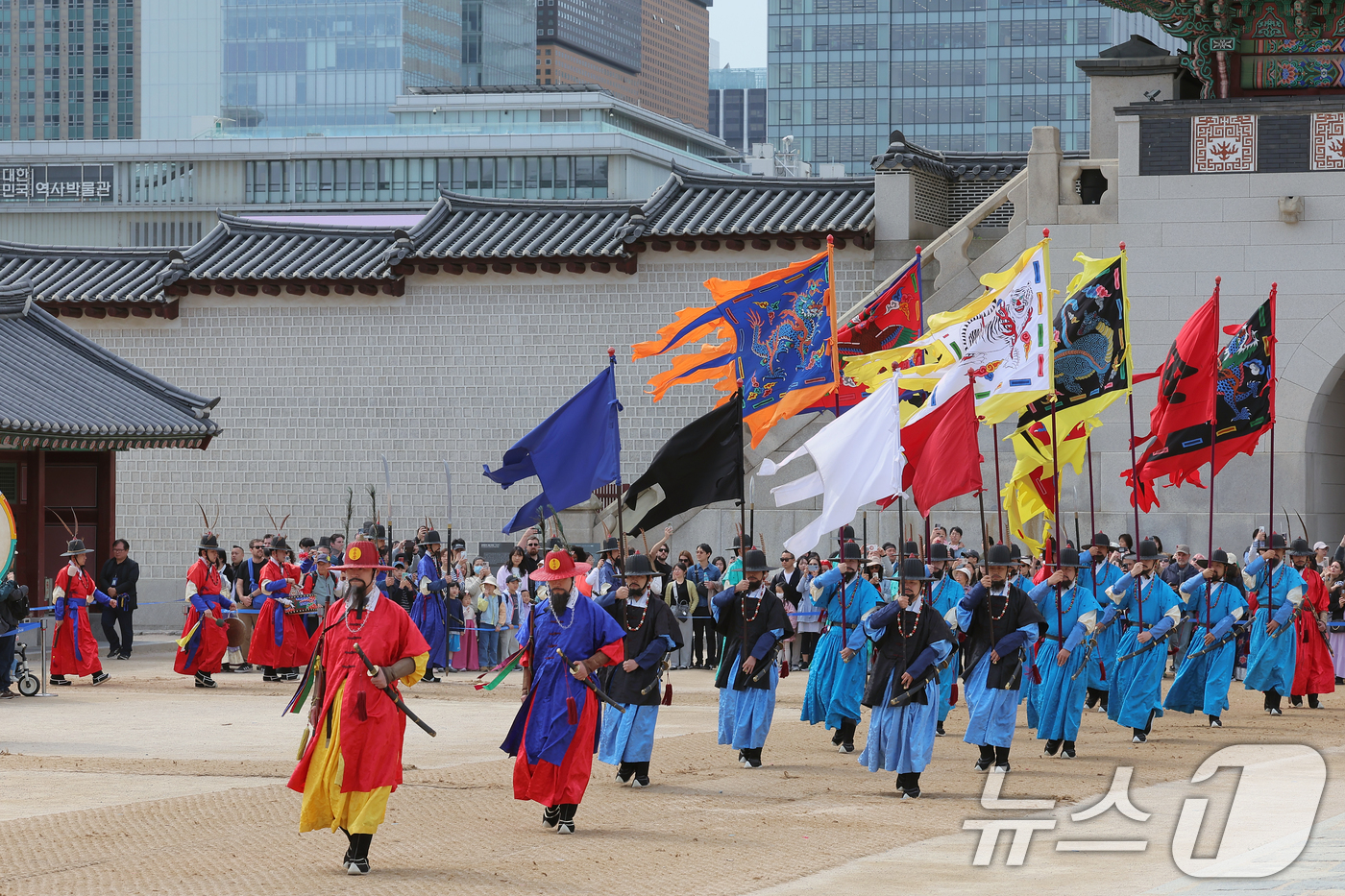 (서울=뉴스1) 박정호 기자 = 2025 봄 궁중문화축전 이틀째인 27일 오전 서울 종로구 경복궁 흥례문 광장에서 수문장 교대 의식이 펼쳐지고 있다.봄 궁중문화축전'은 국내 최대 …