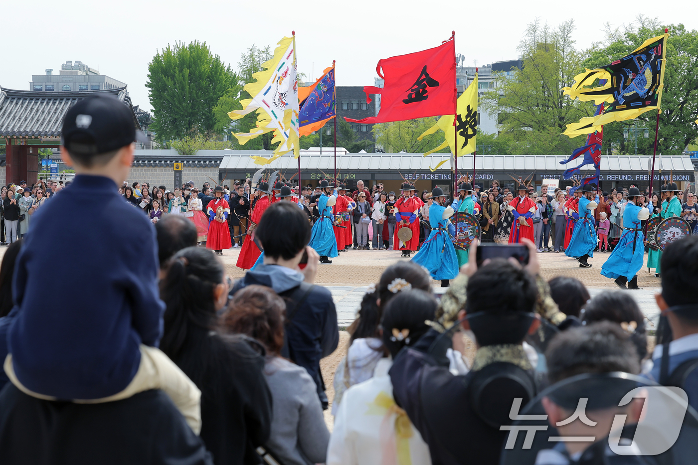 (서울=뉴스1) 박정호 기자 = 2025 봄 궁중문화축전 이틀째인 27일 오전 서울 종로구 경복궁 흥례문 광장에서 수문장 교대 의식이 펼쳐지고 있다.봄 궁중문화축전'은 국내 최대 …