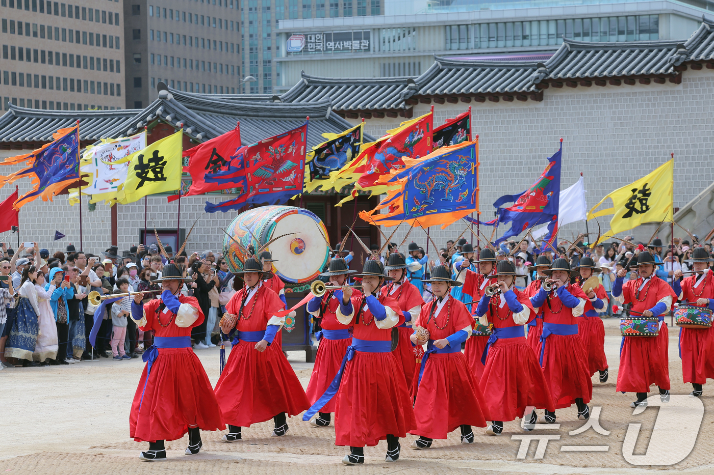 (서울=뉴스1) 박정호 기자 = 2025 봄 궁중문화축전 이틀째인 27일 오전 서울 종로구 경복궁 흥례문 광장에서 수문장 교대 의식이 펼쳐지고 있다.봄 궁중문화축전'은 국내 최대 …