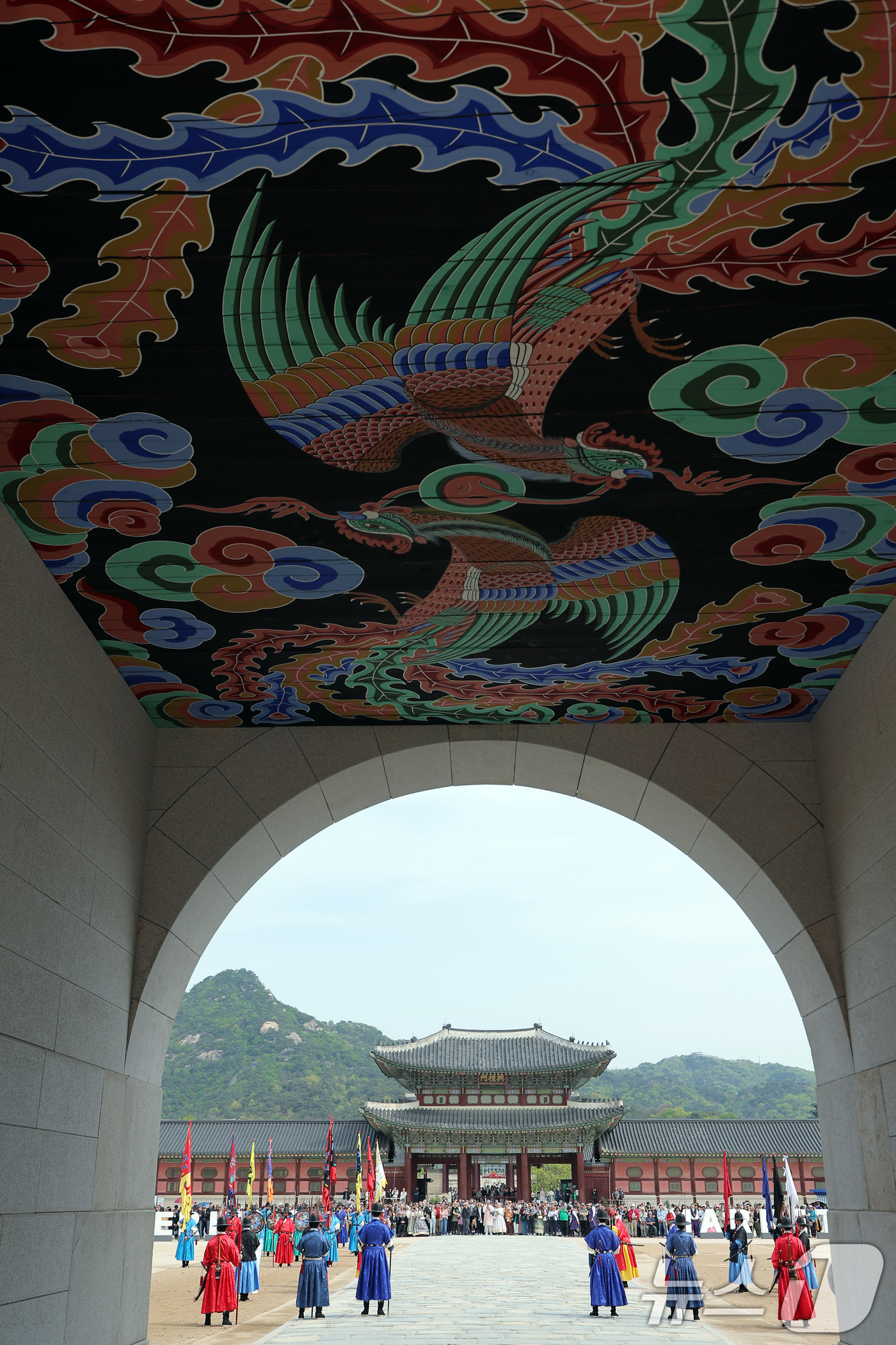 (서울=뉴스1) 박정호 기자 = 2025 봄 궁중문화축전 이틀째인 27일 오전 서울 종로구 경복궁 흥례문 광장에서 수문장 교대 의식이 펼쳐지고 있다.봄 궁중문화축전'은 국내 최대 …