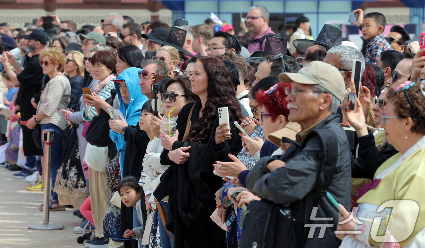 (서울=뉴스1) 박정호 기자 = 2025 봄 궁중문화축전 이틀째인 27일 오전 서울 종로구 경복궁을 찾은 관광객 등이 흥례문 광장에서 수문장 교대 의식을 관람하고 있다.봄 궁중문화 …