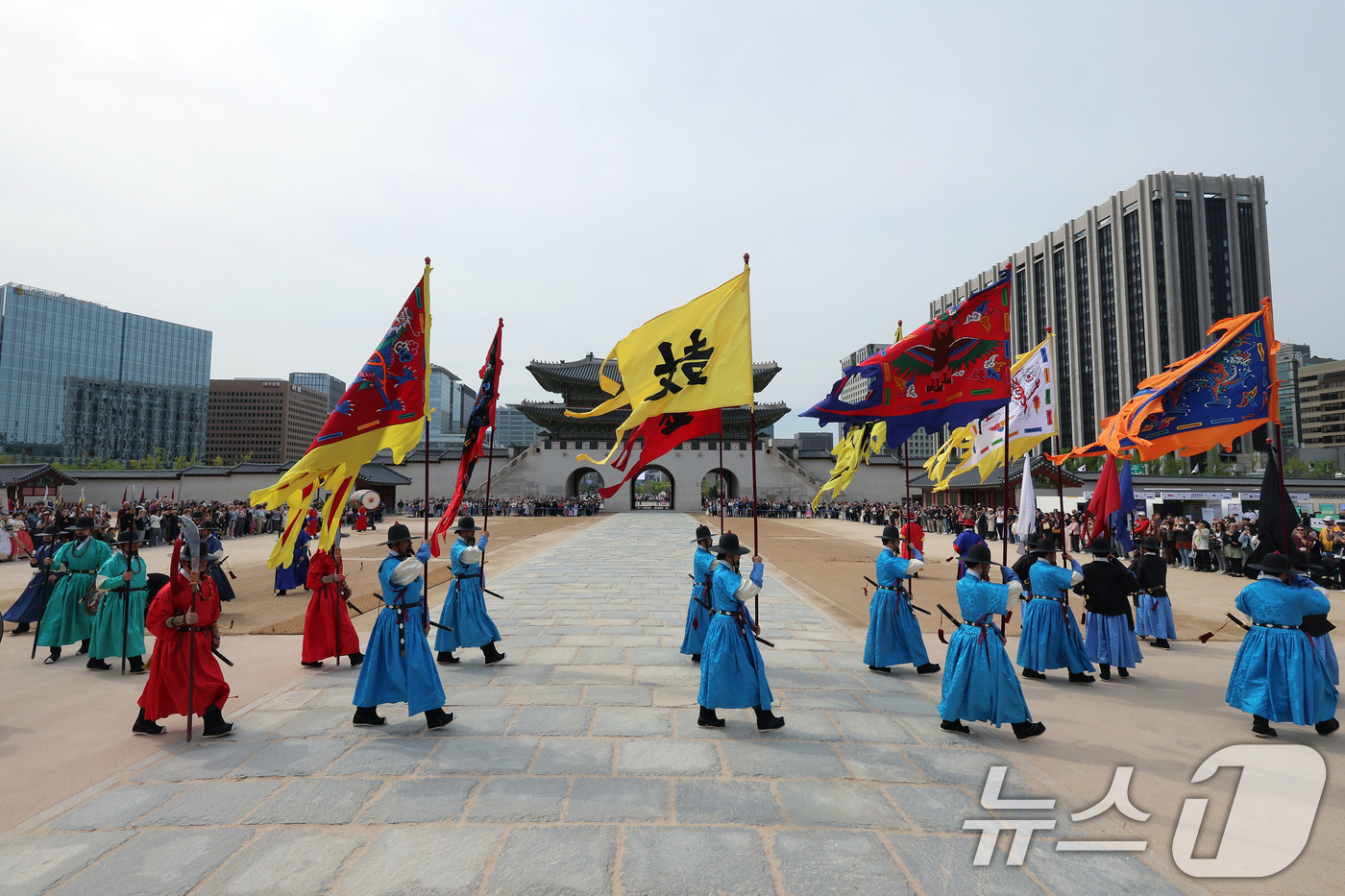 (서울=뉴스1) 박정호 기자 = 2025 봄 궁중문화축전 이틀째인 27일 오전 서울 종로구 경복궁 흥례문 광장에서 수문장 교대 의식이 펼쳐지고 있다.봄 궁중문화축전'은 국내 최대 …