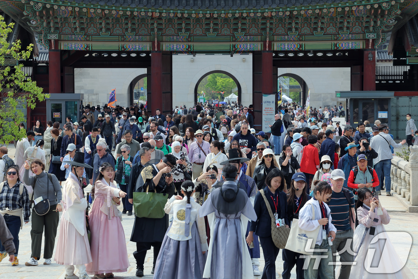 (서울=뉴스1) 박정호 기자 = 2025 봄 궁중문화축전 이틀째인 27일 오전 서울 종로구 경복궁을 찾은 관광객 등이 궁궐을 거닐고 있다.봄 궁중문화축전'은 국내 최대 문화유산 축 …