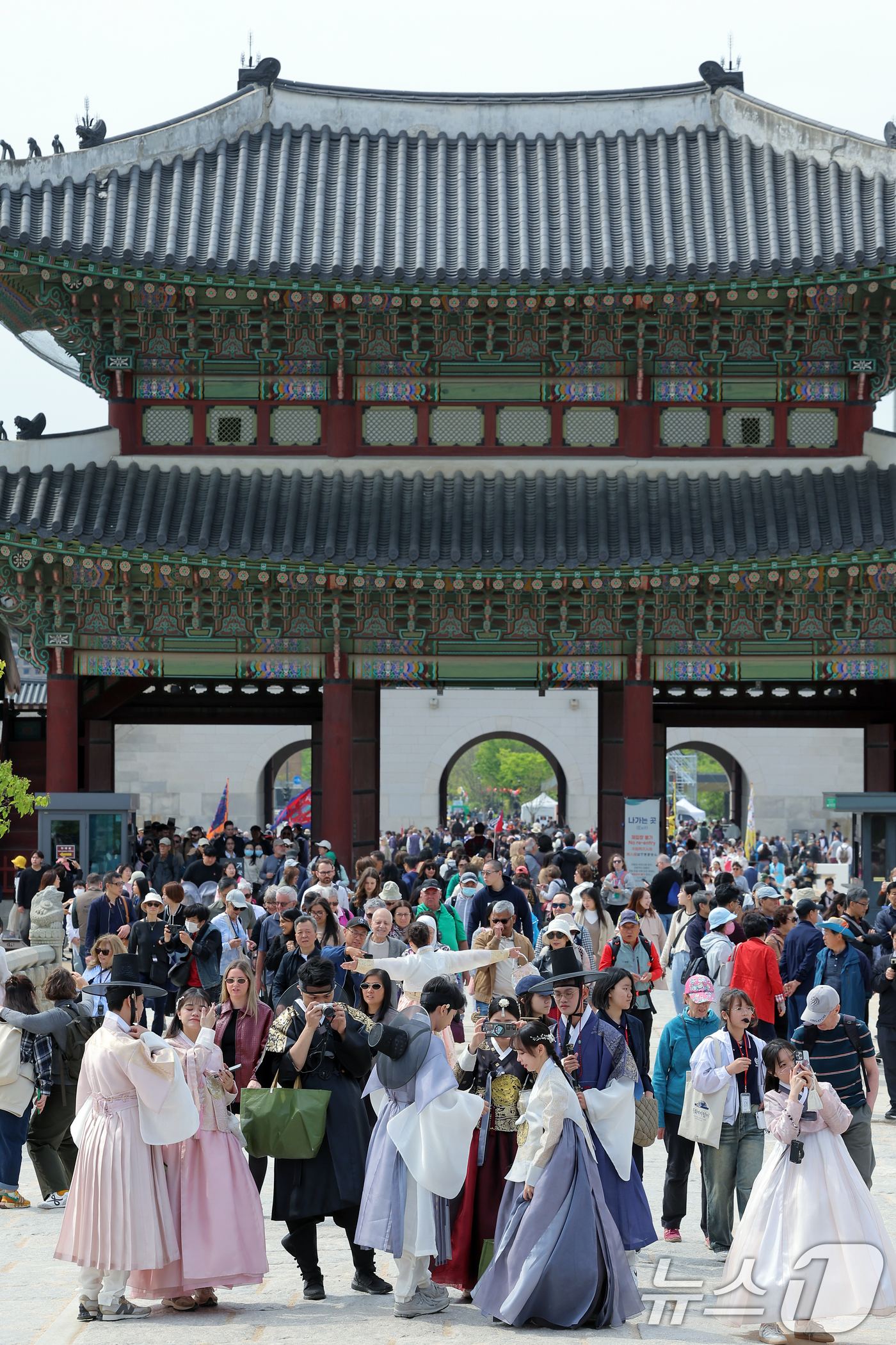 (서울=뉴스1) 박정호 기자 = 2025 봄 궁중문화축전 이틀째인 27일 오전 서울 종로구 경복궁을 찾은 관광객 등이 궁궐을 거닐고 있다.봄 궁중문화축전'은 국내 최대 문화유산 축 …