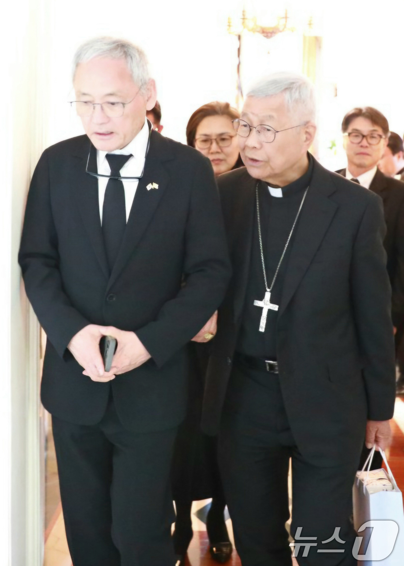 (서울=뉴스1) 박지혜 기자 = 유인촌 문화체육관광부 장관이 지난 26일(현지시간) 프란치스코 교황의 장례미사를 마치고 바티칸 교황청에서 유흥식 추기경을 만나 이야기를 나누고 있다 …