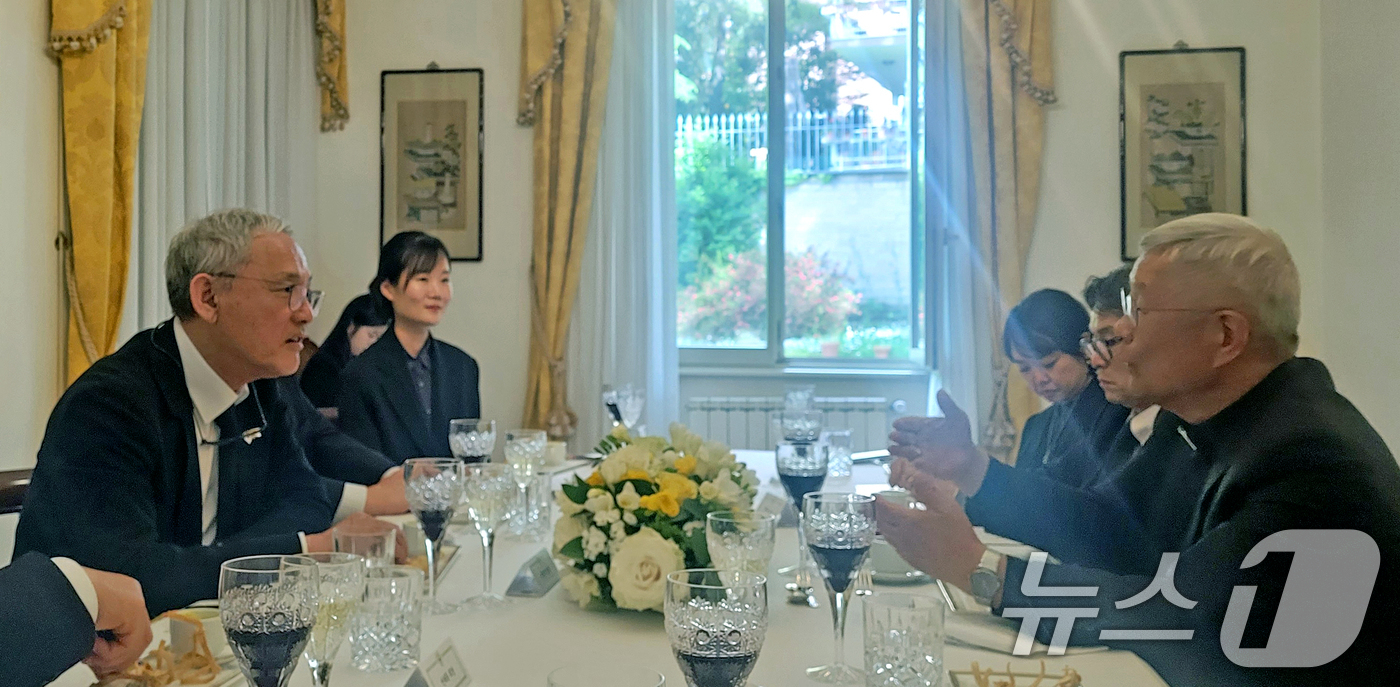 (서울=뉴스1) 박지혜 기자 = 유인촌 문화체육관광부 장관이 지난 26일(현지시간) 프란치스코 교황의 장례미사를 마치고 바티칸 교황청에서 유흥식 추기경과 면담을 하고 있다.  (문 …