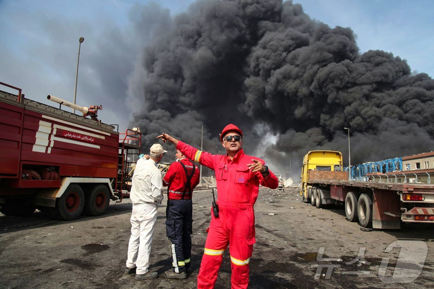 본문 이미지 - 26일(현지시간) 이란 남부 반다르아바스에 위치한 샤히드 라자이 항에서 대규모 폭발이 일었다. 시민들이 다친 부상자를 이송하는 모습. 25.04.26 ⓒ AFP=뉴스1 ⓒ News1 김예슬 기자